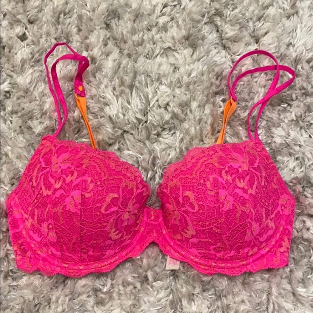 Victoria’s Secret lightly lined date lace bra